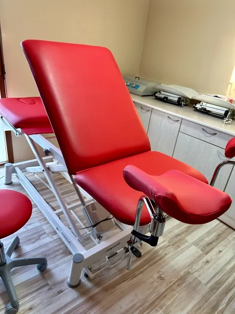 Divan d'examen, motorisé, avec commande au pied